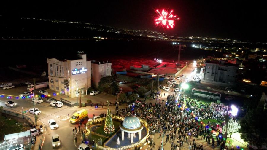 طرعان : بأجواء مفعمة بالفرح والسرور إضاءة شجرة الميلاد